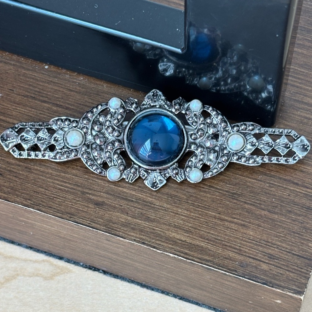 Vintage Blue stone bar brooch pin/ silver tone/ diamond shape scrolls